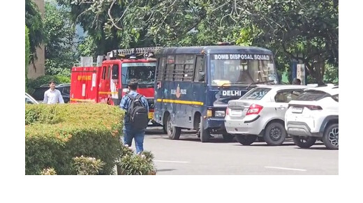 दिल्ली के कई स्कूलों को बम से उड़ाने की धमकी, सर्च ऑपरेशन जारी